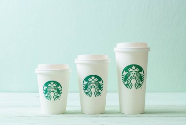 Bangkok, Tayland - 5 Haziran 2018: Beyaz kahve fincanı Starbucks logosu üzerinde tahta arka plan ile. Starbucks dünyanın en büyük kahve evi 61 ülke içinde 20.000'den fazla mağaza ile mi.