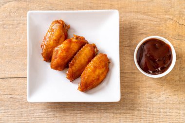 Barbekü tavuk kanadı sosu ile