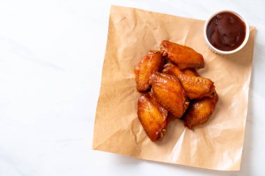 Barbekü tavuk kanadı sosu ile