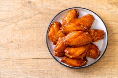 Barbekü tavuk kanadı sosu ile
