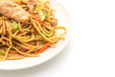 tavada kızartılmış yakisoba noodle beyaz arka plan üzerinde izole domuz eti ile