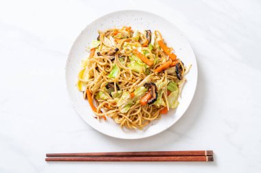 tavada kızartılmış yakisoba noodle sebzeli - vegan ve vejetaryen yiyecekler