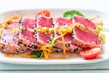 Taze orkinos ile baharatlı salata sosu - ham sağlıklı gıda