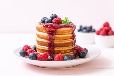 Taze ahududu ve yabanmersinli gözleme.