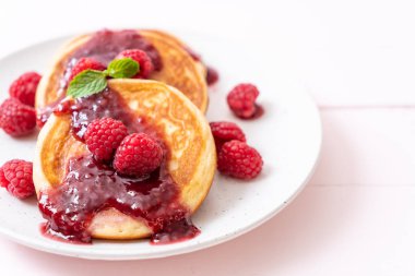 Taze ahududu ve frambuaz sos ile sufle gözleme