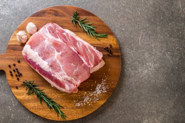 taze domuz ham filetosu ahşap tahta üzerinde