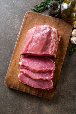 taze domuz ham filetosu ahşap tahta üzerinde