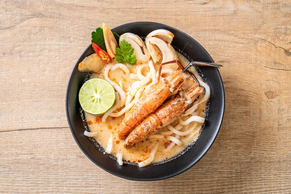 Baharatlı karides udon ramen noodle (Tom Yum Goong) - Japon füzyon gıda tarzı