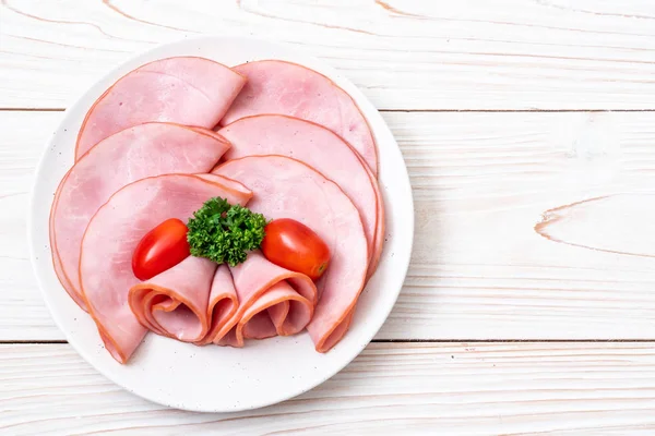 tabağa dilimlenmiş jambon füme