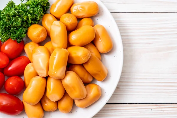 domuz eti kokteyl sosisi plaka üzerinde