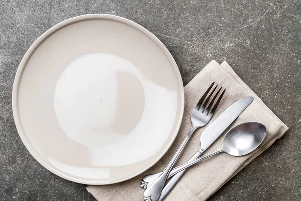 boş tabak kaşık çatal ve bıçak masada