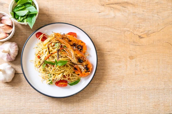 ızgara karides ve domates - İtalyan Füzyon gıda tarzı ile tavada kızartılmış spagetti