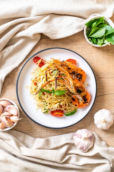 ızgara karides ve domates - İtalyan Füzyon gıda tarzı ile tavada kızartılmış spagetti