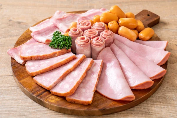 pastırma, sosis, jambon füme ve barbekü pastırma ahşap tahta üzerinde
