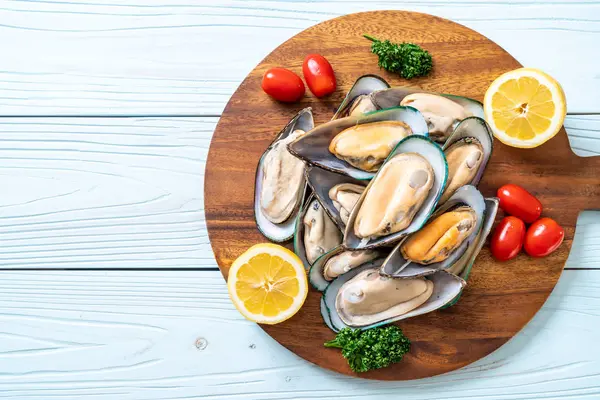 malzemelerle ahşap tahta üzerinde taze midye