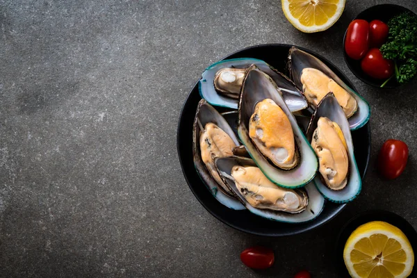 üzerinde siyah kase taze midye