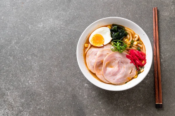 Baharatlı miso udon ramen noodle ile domuz eti - Japon gıda tarzı