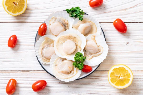 Ahşap tahta üzerinde taze kabuk tarak