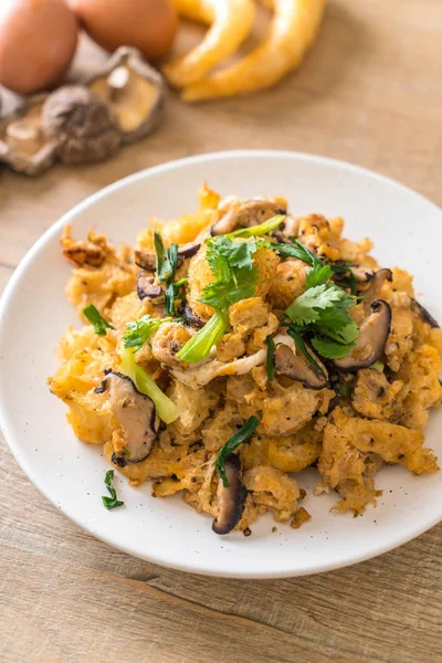 Tavada balık Maw plaka üzerinde