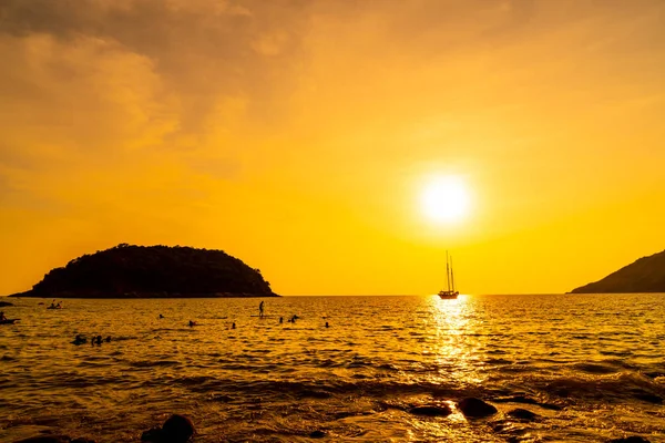 Σιλουέτα Βάρκα Στην Θάλασσα Και Ωκεανό Όμορφο Ηλιοβασίλεμα Ουρανό Εφέ — Φωτογραφία Αρχείου