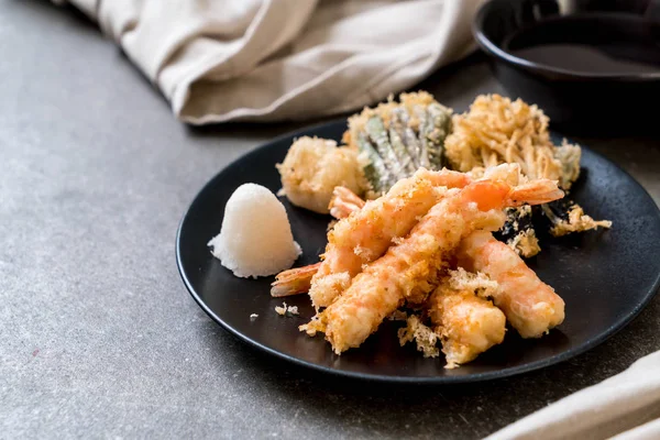 karides tempura (hırpalanmış kızarmış karides) sebze - Japon gıda tarzı