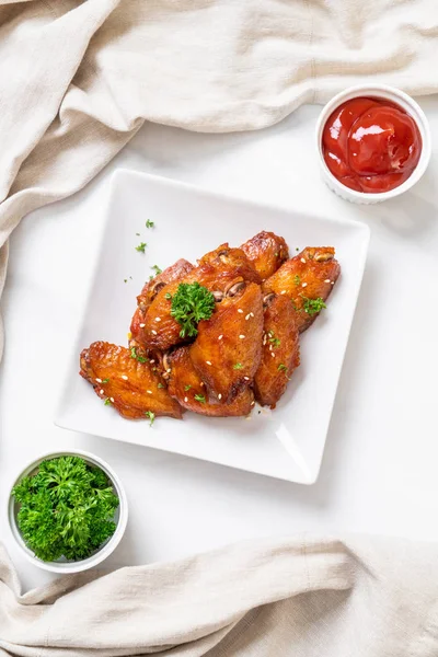 Beyaz susamlı ızgara tavuk kanadı.