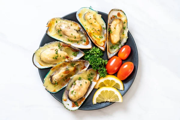 Peynirli taze midye.