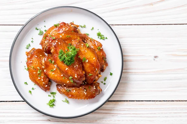 Beyaz susamlı ızgara tavuk kanadı.