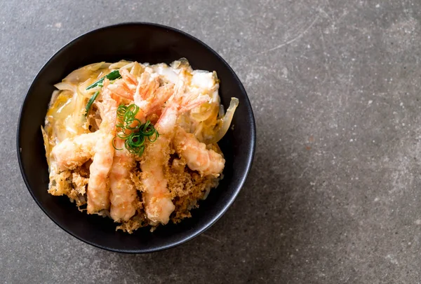 kızarmış karides tempura üzerinde beyaz surat - Japon yemekleri stil tepesinde