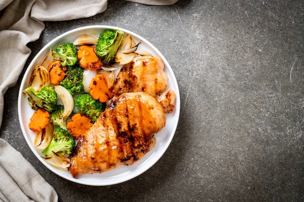 çukurunu tavuk göğsü biftek sebze (brokoli, havuç, soğan ile)