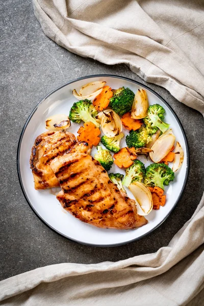 çukurunu tavuk göğsü biftek sebze (brokoli, havuç, soğan ile)