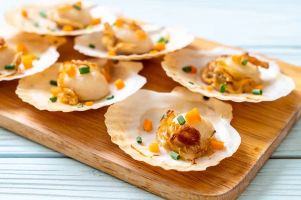 Kızarmış deniz tarağı, tereyağı ve sarımsak.