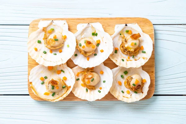 Kızarmış deniz tarağı, tereyağı ve sarımsak.