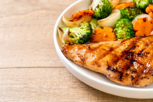 çukurunu tavuk göğsü biftek sebze (brokoli, havuç, soğan ile)