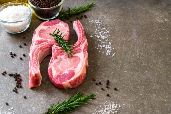 taze domuz pirzolası ham madde ile