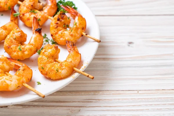 Limon - deniz ürünleri tarzı ile ızgara kaplan karides şiş