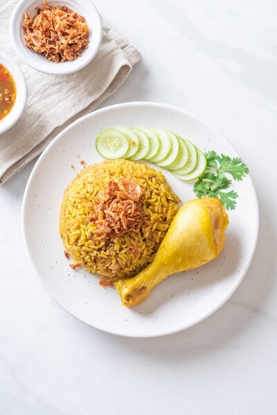 Мусульманский желтый рис с курицей - мусульманский стиль питания
