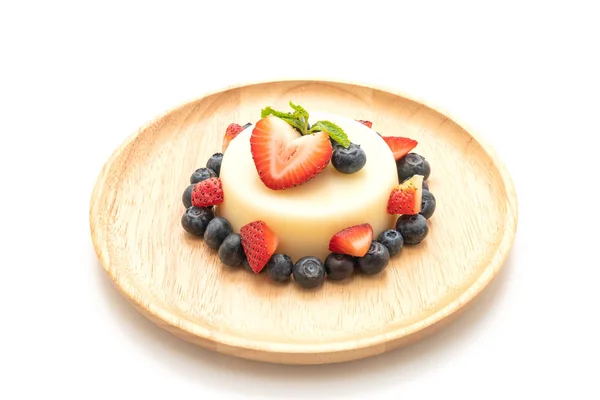 Budín Yogur Con Fresas Frescas Arándanos Aislados Sobre Fondo Blanco — Foto de Stock