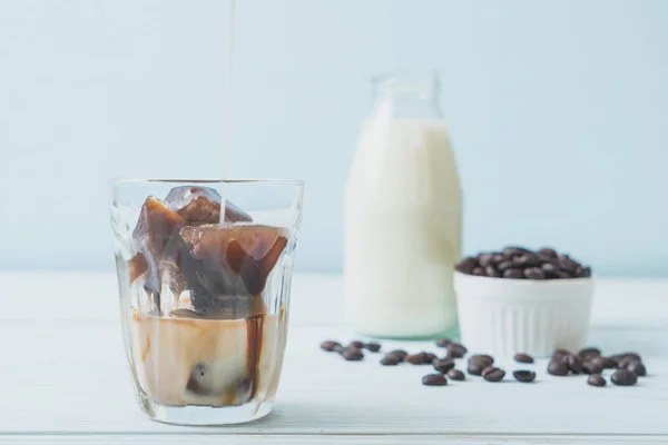 Kopi Dengan Susu Atas Meja Kayu — Stok Foto