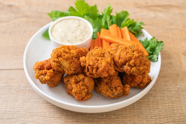 Fried Spicy Chicken Wings Vegetable — Stock Photo, Image