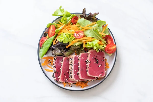 Taze ton balığı ve sebze salatası. Sağlıklı yemek.