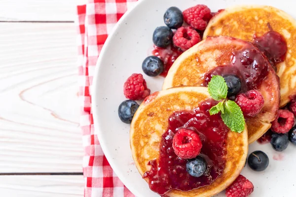 Souffle Pancake Fresh Raspberries Blueberries — Stock Photo, Image