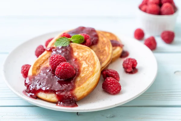 Crêpe Soufflée Aux Framboises Fraîches Sauce Aux Framboises — Photo