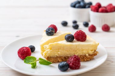 Ev yapımı cheesecake taze ahududu ve yaban mersini ile