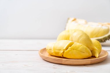 Ahşap zemin üzerinde taze Durian meyvesi