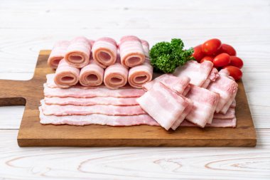 Ahşap tahta üzerinde çiğ domuz pastırma dilimlenmiş