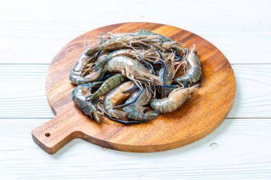 kesme tahtası üzerinde taze mavi karides