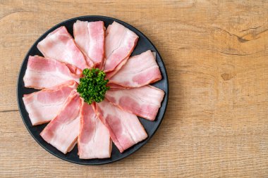 Çiğ domuz pastırma tabağa dilimlenmiş