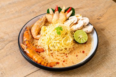 Baharatlı karides spagetti makarna (Tom Yum Goong) - İtalyan Füzyon gıda tarzı