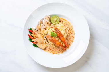 Baharatlı karides spagetti makarna (Tom Yum Goong) - İtalyan Füzyon gıda tarzı